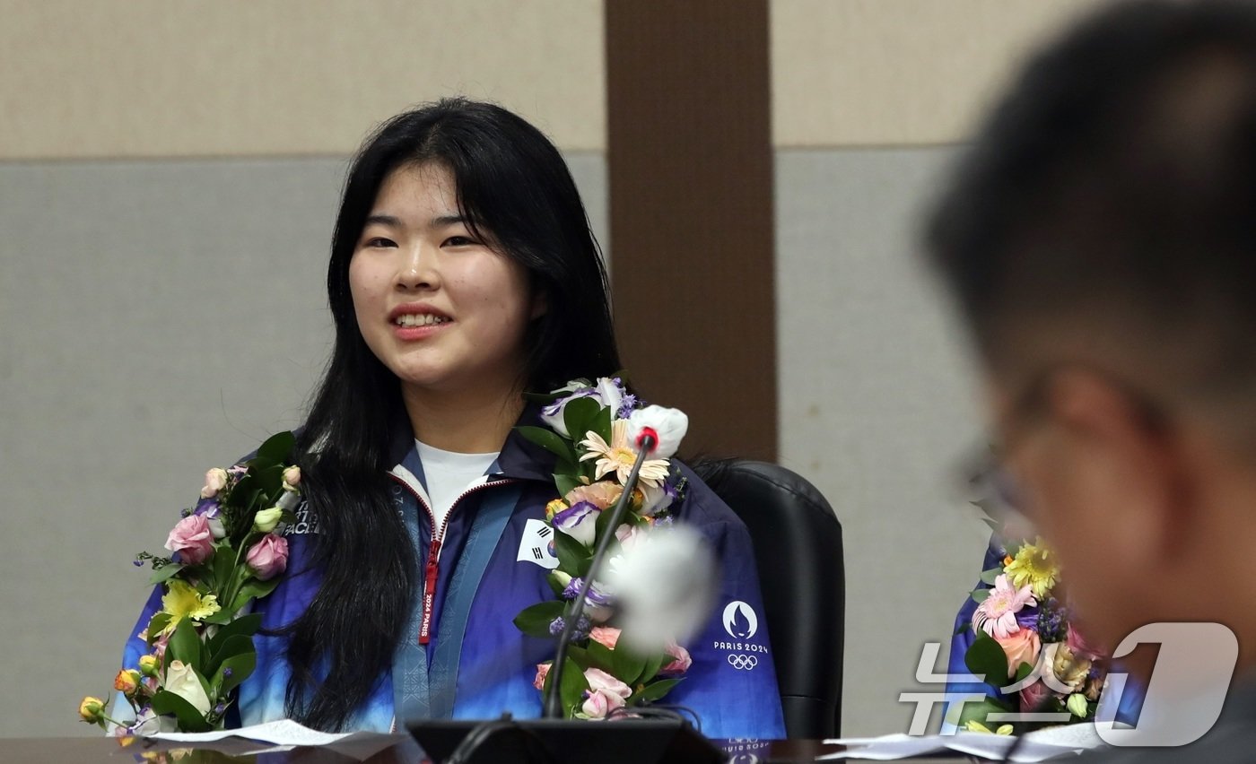 본문 이미지 - 24일 고향 제주를 찾은 파리올림픽 여자 공기권총 10m부문 금메달리스트 오예진(19·IBK기업은행) 선수가 제주국제공항 대회의실에서 기자회견을 하고 있다.2024.8.24/뉴스1 ⓒ News1 고동명 기자