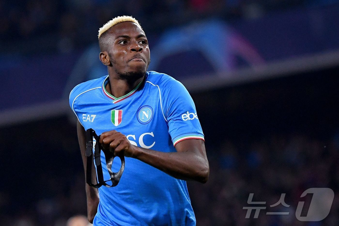 본문 이미지 - 빅터 오시멘이 나폴리를 떠나 PSG 유니폼을 입게 될까. ⓒ AFP=뉴스1