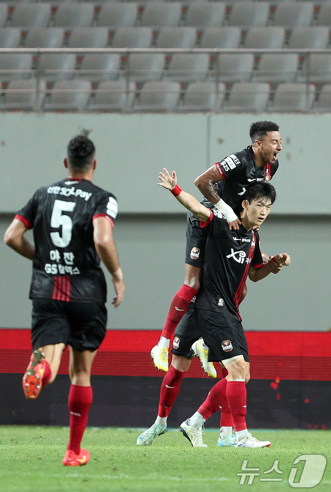 본문 이미지 - 24일 오후 서울 마포구 서울월드컵경기장에서 열린 프로축구 '하나은행 K리그1 2024' FC 서울과 강원 FC의 경기에서 서울 이승모가 득점에 성공한 후 동료들과 기쁨을 나누고 있다. 2024.8.24/뉴스1 ⓒ News1 신웅수 기자