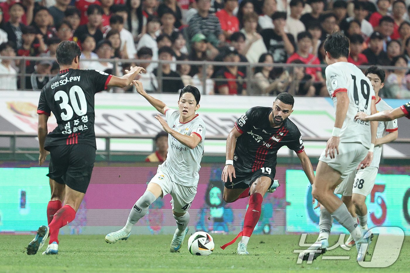 본문 이미지 - 국가대표팀에 최초 발탁된 양민혁(가운데)2024.8.24/뉴스1 ⓒ News1 신웅수 기자