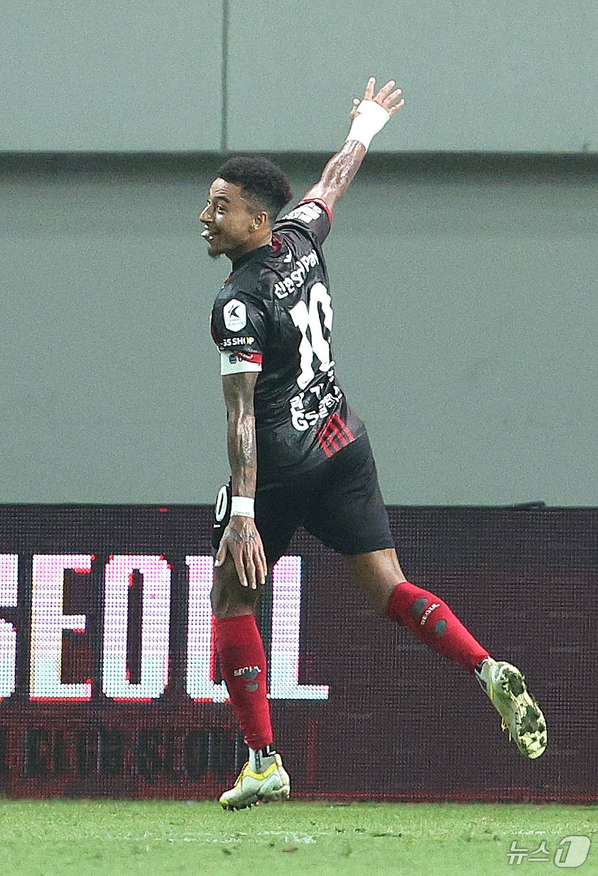 본문 이미지 - 24일 오후 서울 마포구 서울월드컵경기장에서 열린 프로축구 '하나은행 K리그1 2024' FC 서울과 강원 FC의 경기에서 서울 린가드가 팀의 두 번째 골을 기록한 후 세리머니를 하고 있다. 2024.8.24/뉴스1 ⓒ News1 신웅수 기자