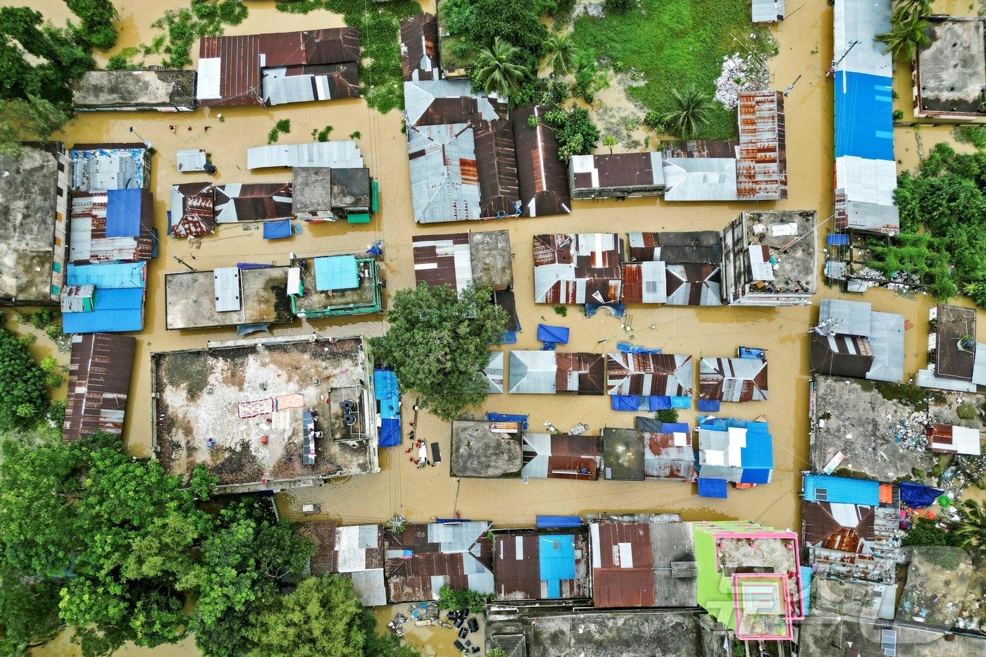 본문 이미지 - 24일(현지시간) 방글라데시 남부 마을 페니의 주택가가 물에 잠긴 모습이 상공에서 포착됐다. 지난 19일부터 내린 몬순 폭우로 방글라데시에선 약 30만명이 대피소로 피난했다고 이날 재난관리부는 밝혔다. 2024.08.24. ⓒ AFP=뉴스1 ⓒ News1 김성식 기자