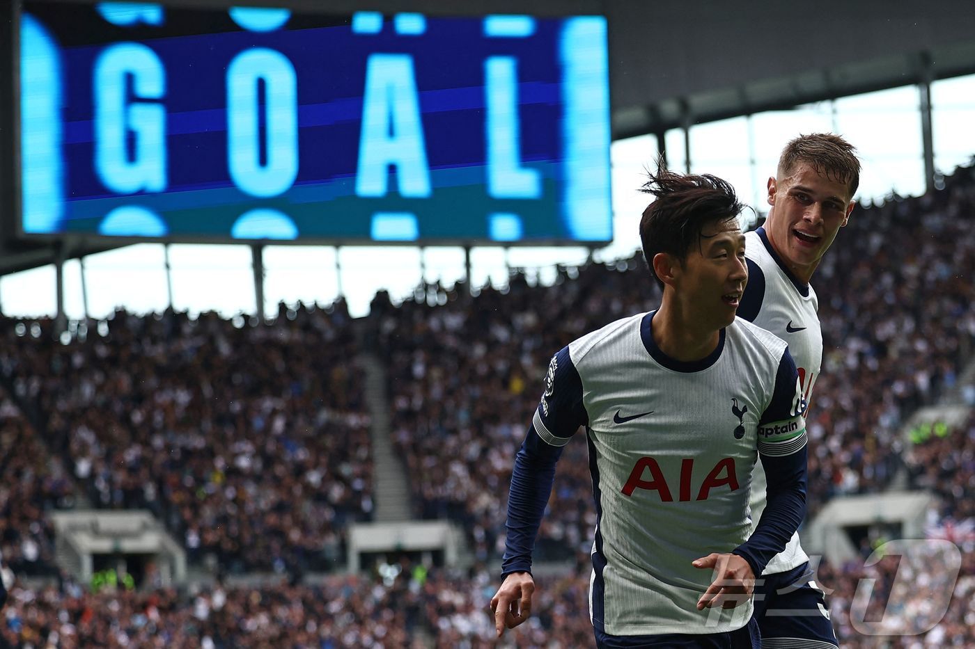 본문 이미지 - 토트넘 홋스퍼 공격수 손흥민이 24일(한국시간) 열린 2024-25 잉글랜드 프리미어리그(EPL) 2라운드 에버턴전에서 시즌 1·2호골을 터뜨려 팀의 4-0 대승을 이끌었다. ⓒ AFP=뉴스1