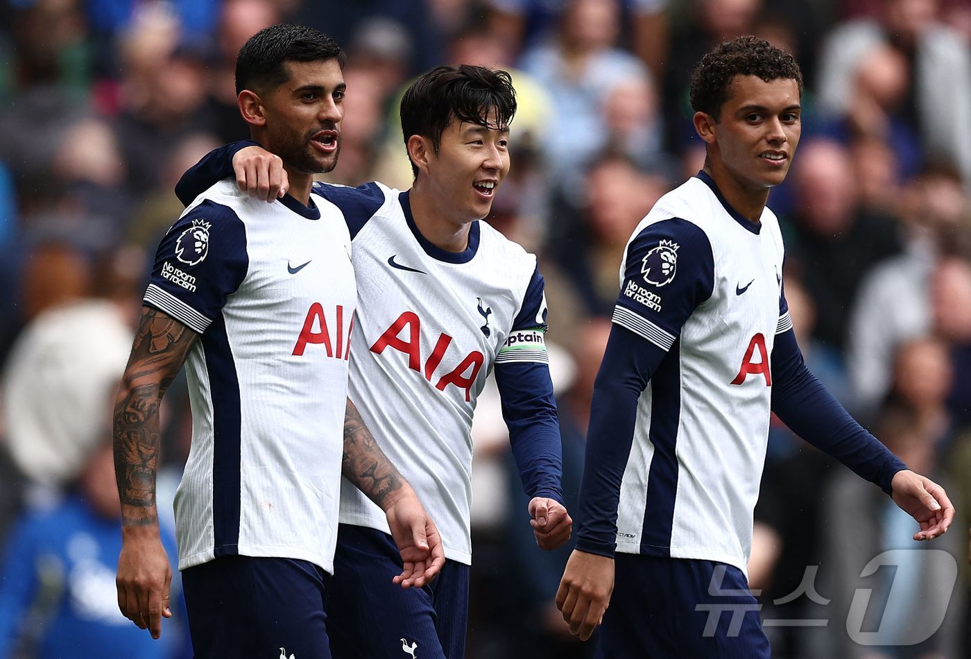 본문 이미지 - 토트넘의 크리스티안 로메로, 손흥민, 브레넌 존슨(왼쪽부터)ⓒ AFP=뉴스1 