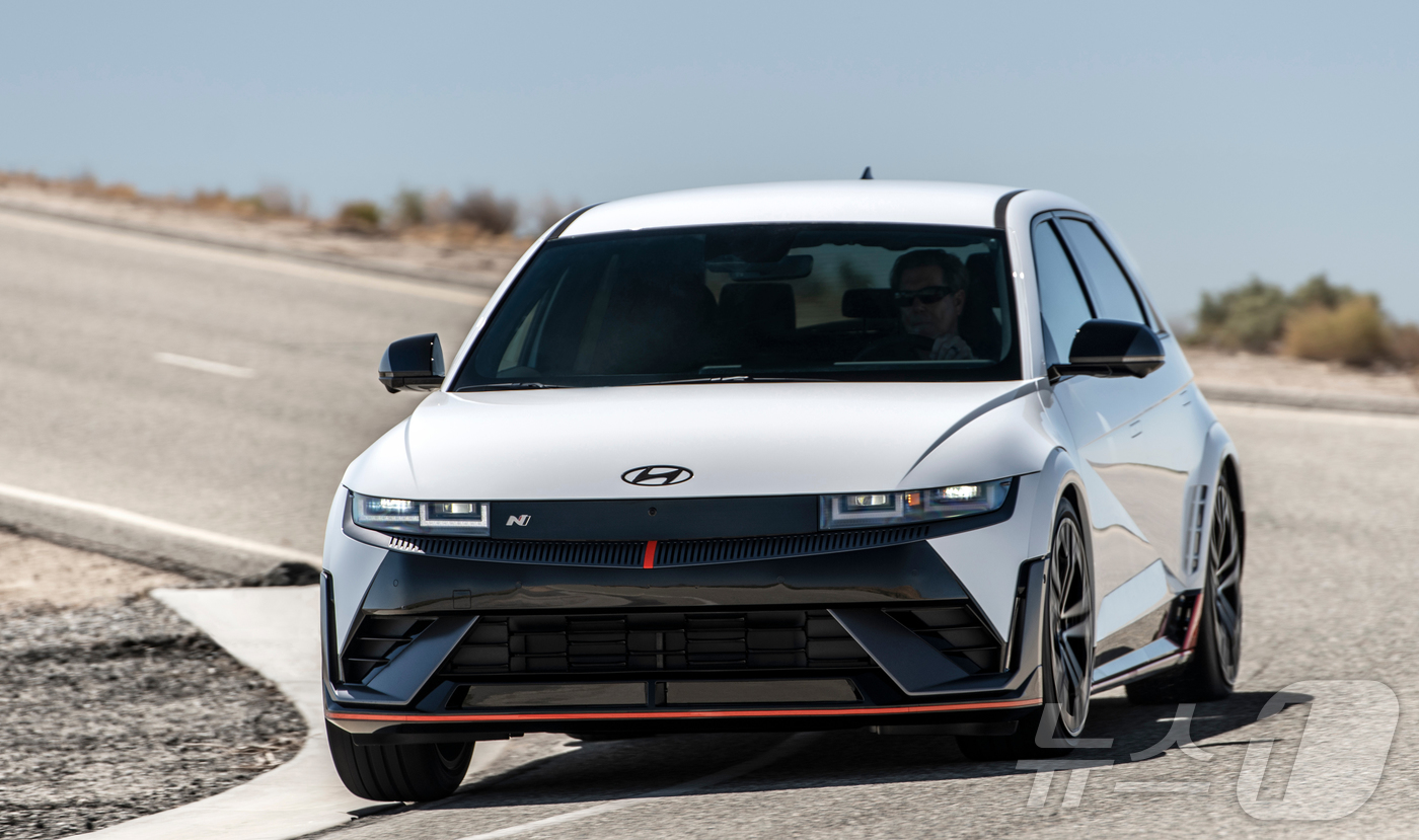 (서울=뉴스1) 송원영 기자 = 현대자동차가 25일 아이오닉 5 N이 미국 자동차 전문지 카앤드라이버(Car and Driver)가 발표한 ‘2024 올해의 전기차’에 선정됐다고 …