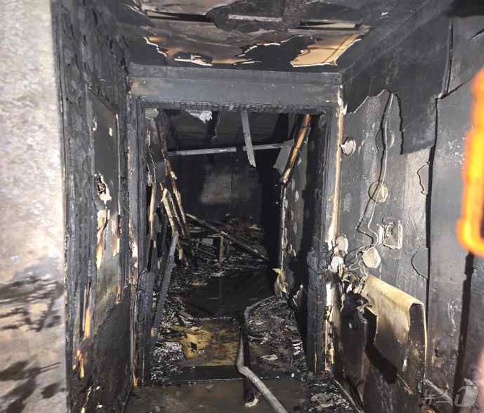 본문 이미지 - 지난 22일 대형 화재로 19명의 사상자를 낸 경기 부천시의 호텔 실내 복도가 까맣게 타 있다. (윤건영 더불어민주당 의원실 제공) 2024.8.25/뉴스1