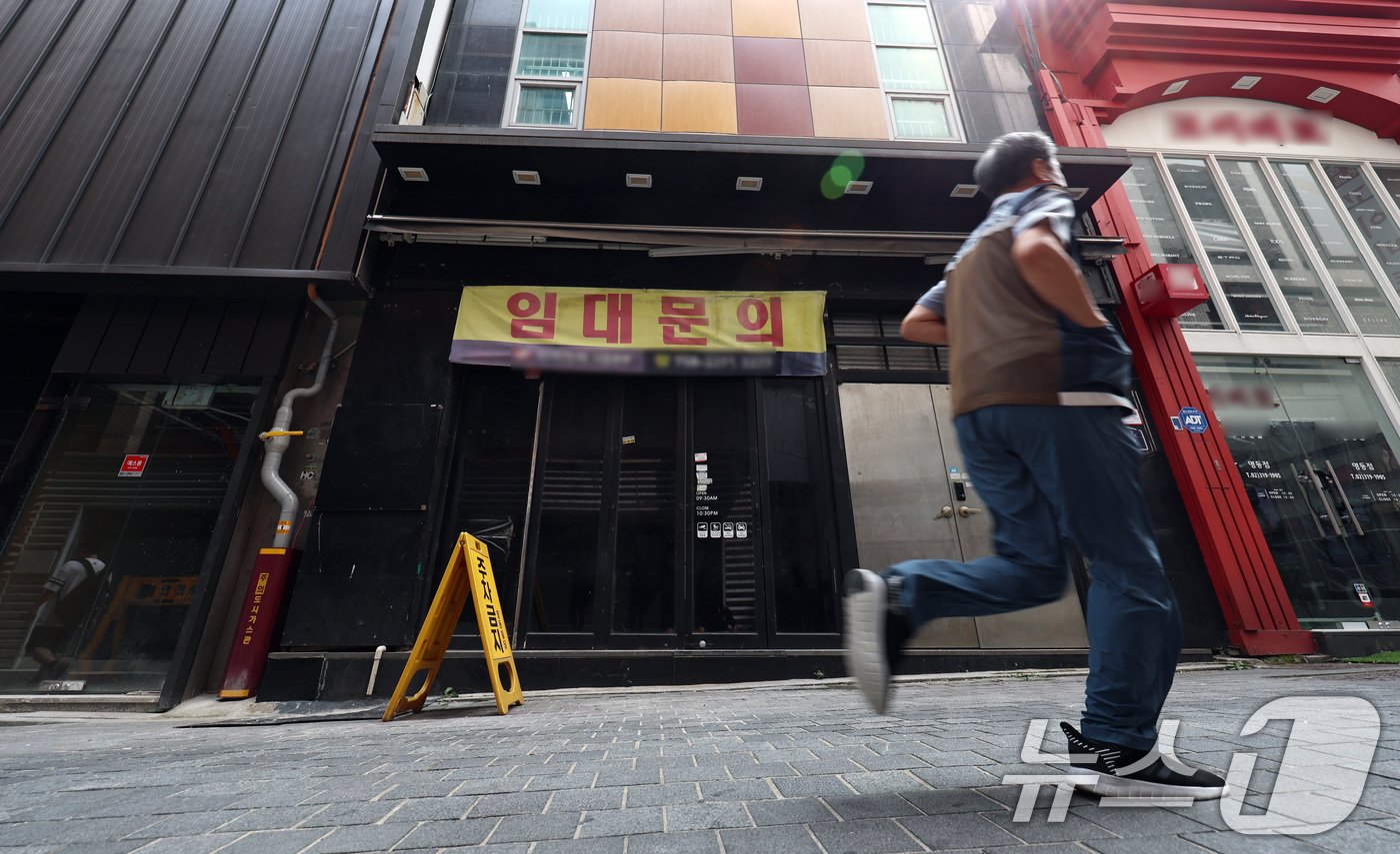 본문 이미지 - 고물가·고금리 환경이 이어지는 가운데 서울 명동의 한 골목에 폐업한 매장이 늘어서 있다.  ⓒ News1 구윤성 기자