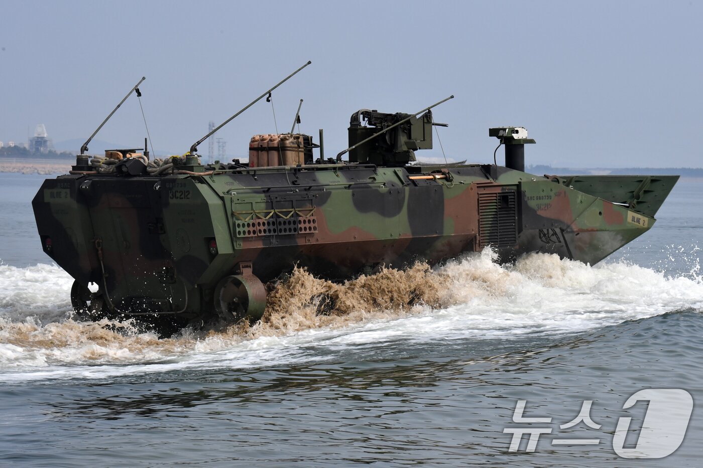 본문 이미지 - 한·미 해병대 2024년 쌍룡훈련에 참가한 미 해병대원들이 25일 경북 포항시 남구 도구해안에서 ACV(신형상륙전투차량) 탑재 훈련을 위해 바다로 돌격하고 있다. 2024.8.25/뉴스1 ⓒ News1 최창호 기자