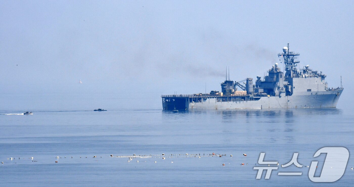본문 이미지 - 25일 한·미 해병대 2024년 쌍룡훈련에 참가한 USS 하퍼스 페리함이 경북 포항시 남구 도구해안에서 미 해병대 ACV(신형상륙전투차량) 탑재 훈련을 하고 있다. 한·미해병대는 26일부터 9월 7일까지 포항 일대에서 연합 상륙훈련 등을 실시한다. 2024.8.25/뉴스1 ⓒ News1 최창호 기자