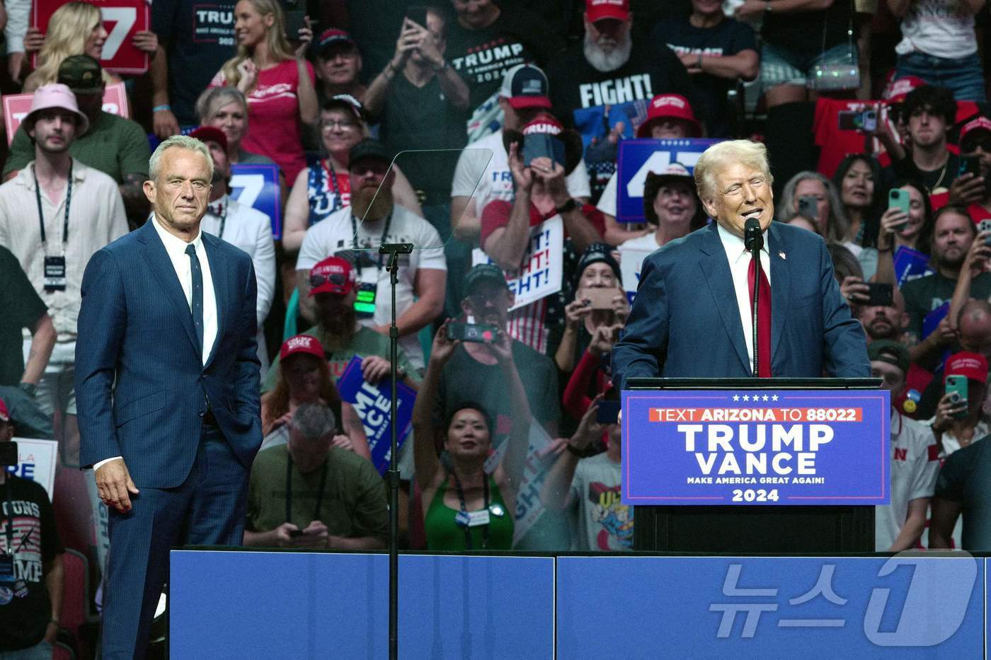 본문 이미지 - 미국 공화당 대선후보인 도널드 트럼프 전 대통령이 23일&#40;현지시간&#41; 애리조나주 글렌데일에서 열린 선거 집회서 트럼프 전 대통령 지지를 선언하며 사퇴한 무소속 후보 로버트 F. 케네디 주니어와 합동 유세를 하고 있다. 2024.08.25. ⓒ AFP=뉴스1 ⓒ News1 우동명 기자