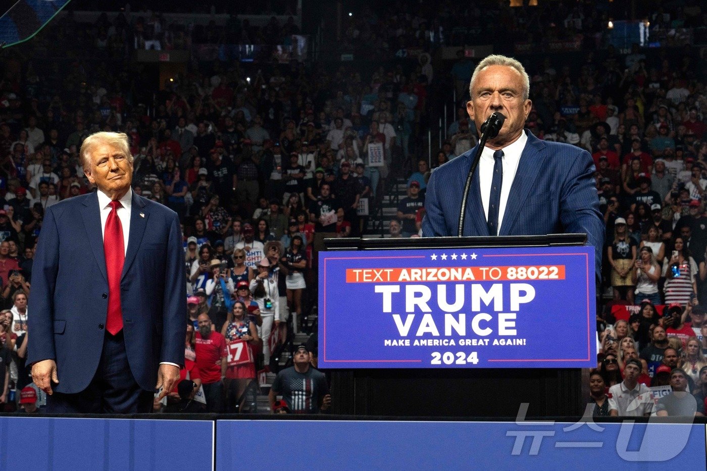 본문 이미지 - 사퇴한 미국 대선 무소속 후보 로버트 케네디 주니어가 23일(현지시간) 애리조나주 글렌데일에서 열린 선거 집회서 공화당 대선 후보인 도널드 트럼프 전 대통령을 지지하는 연설을 하고 있다. 2024.08.25 ⓒ AFP=뉴스1 ⓒ News1 우동명 기자