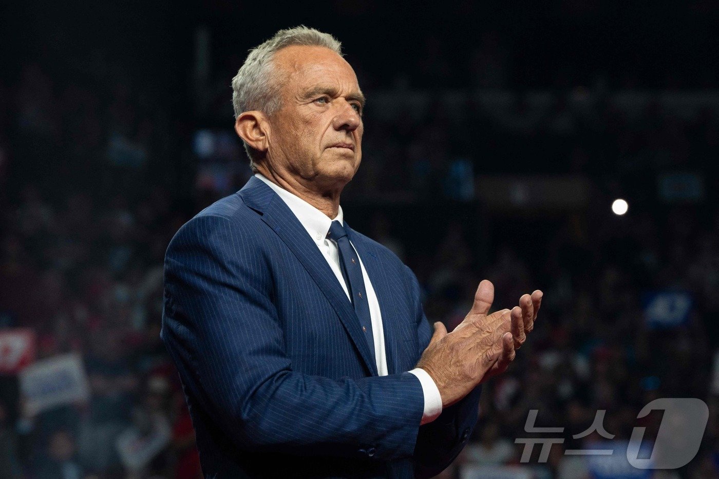 본문 이미지 - 사퇴한 미국 대선 무소속 후보 로버트 케네디 주니어가 23일(현지시간) 애리조나주 글렌데일에서 열린 선거 집회서 공화당 대선 후보인 도널드 트럼프 전 대통령을 지지하는 선언한 뒤 연설을 듣고 있다. 2024.08.25 ⓒ AFP=뉴스1 ⓒ News1 우동명 기자