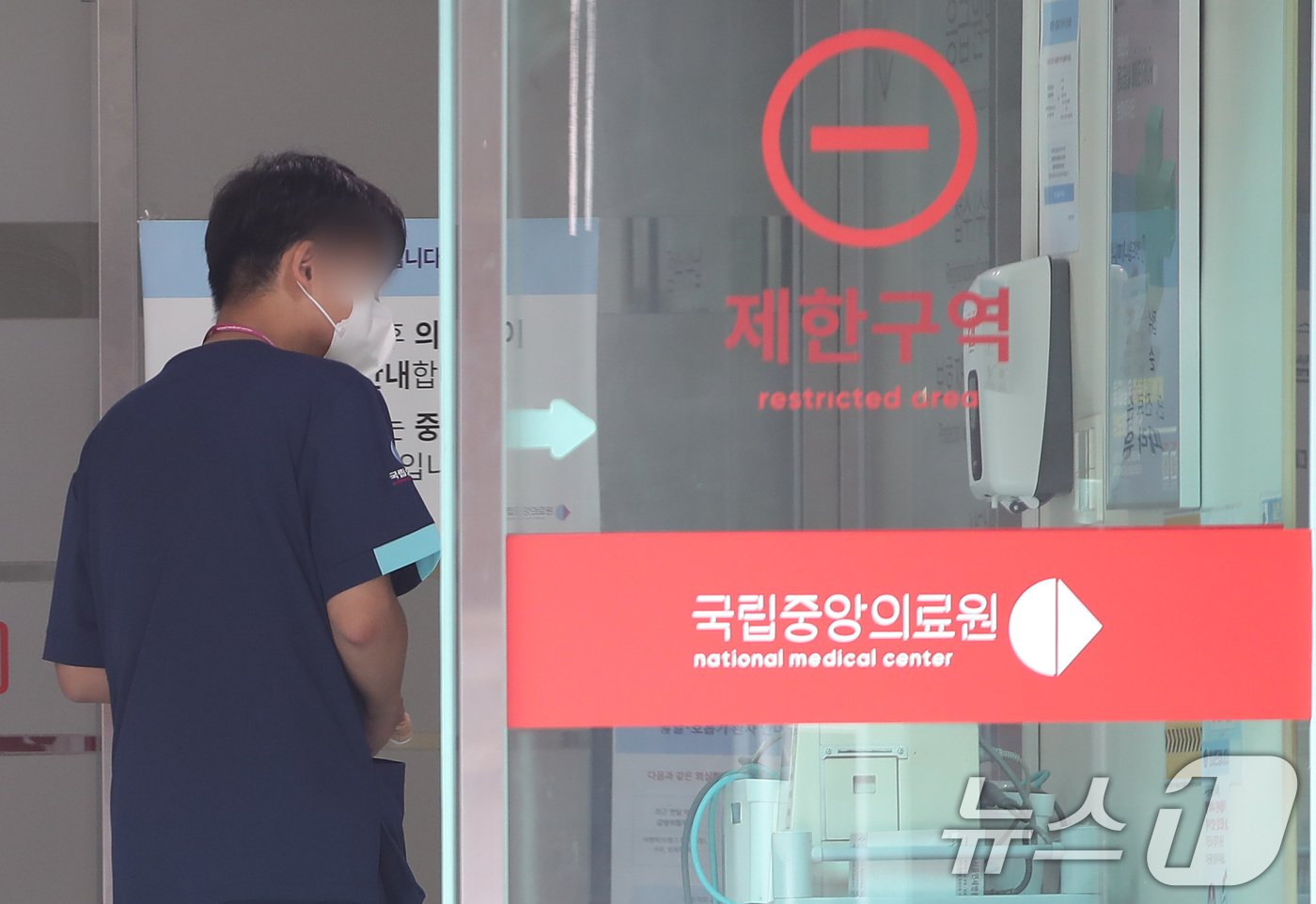 본문 이미지 - 25일 서울 중구 국립중앙의료원에서 의료진이 이동하고 있다.  2024.8.25/뉴스1 ⓒ News1 박세연 기자