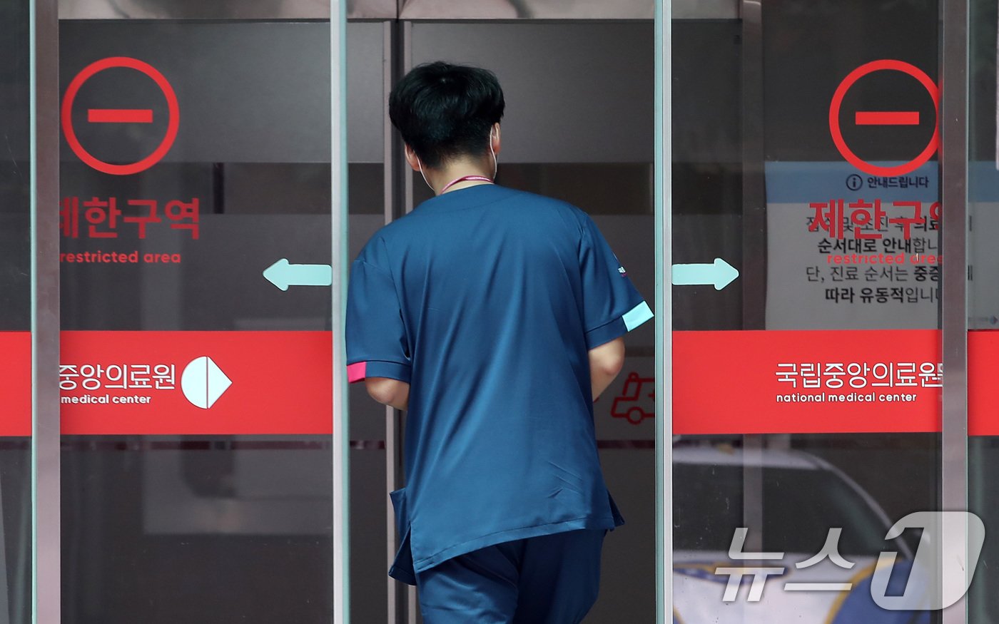 본문 이미지 - 25일 서울 중구 국립중앙의료원에서 의료진이 이동하고 있다. 2024.8.25/뉴스1 ⓒ News1 박세연 기자