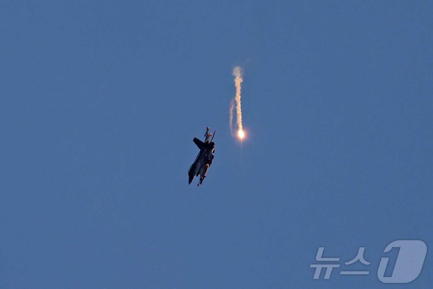 본문 이미지 - 25일(현지시간) 레바논의 친이란 무장세력 헤즈볼라가 날려보낸 드론을 요격하기 위해 출격한 이스라엘 전투기가 미사일 회피용 무기인 플레어를 발사하고 있다. 2024.08.25 ⓒ AFP=뉴스1 ⓒ News1 최종일 기자