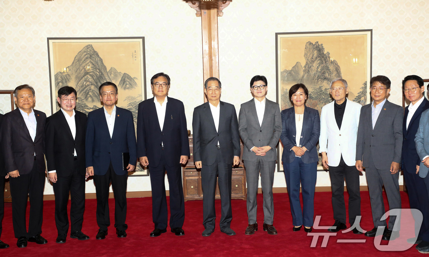 (서울=뉴스1) 박세연 기자 = 25일 서울 종로구 삼청동 총리공관에서 열린 고위당정협의회에서 한덕수 국무총리, 국민의힘 한동훈 대표, 정진석 대통령 비서실장 등 참석자들이 회의에 …