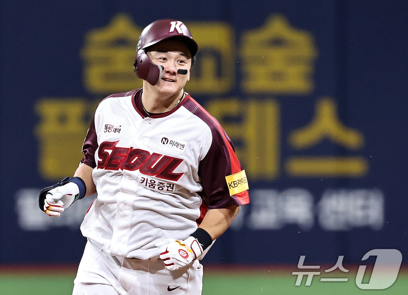 본문 이미지 - 25일 오후 서울 구로구 고척스카이돔에서 열린 프로야구 '2024 신한 SOL뱅크 KBO리구' LG 트윈스와 키움 히어로즈의 경기에서 키움의 4회말 1사 1,3루 상황때 최주환이 스리런 홈런을 친 뒤 그라운드를 돌고 있다. 2024.8.25 ⓒ 뉴스1 구윤성 기자