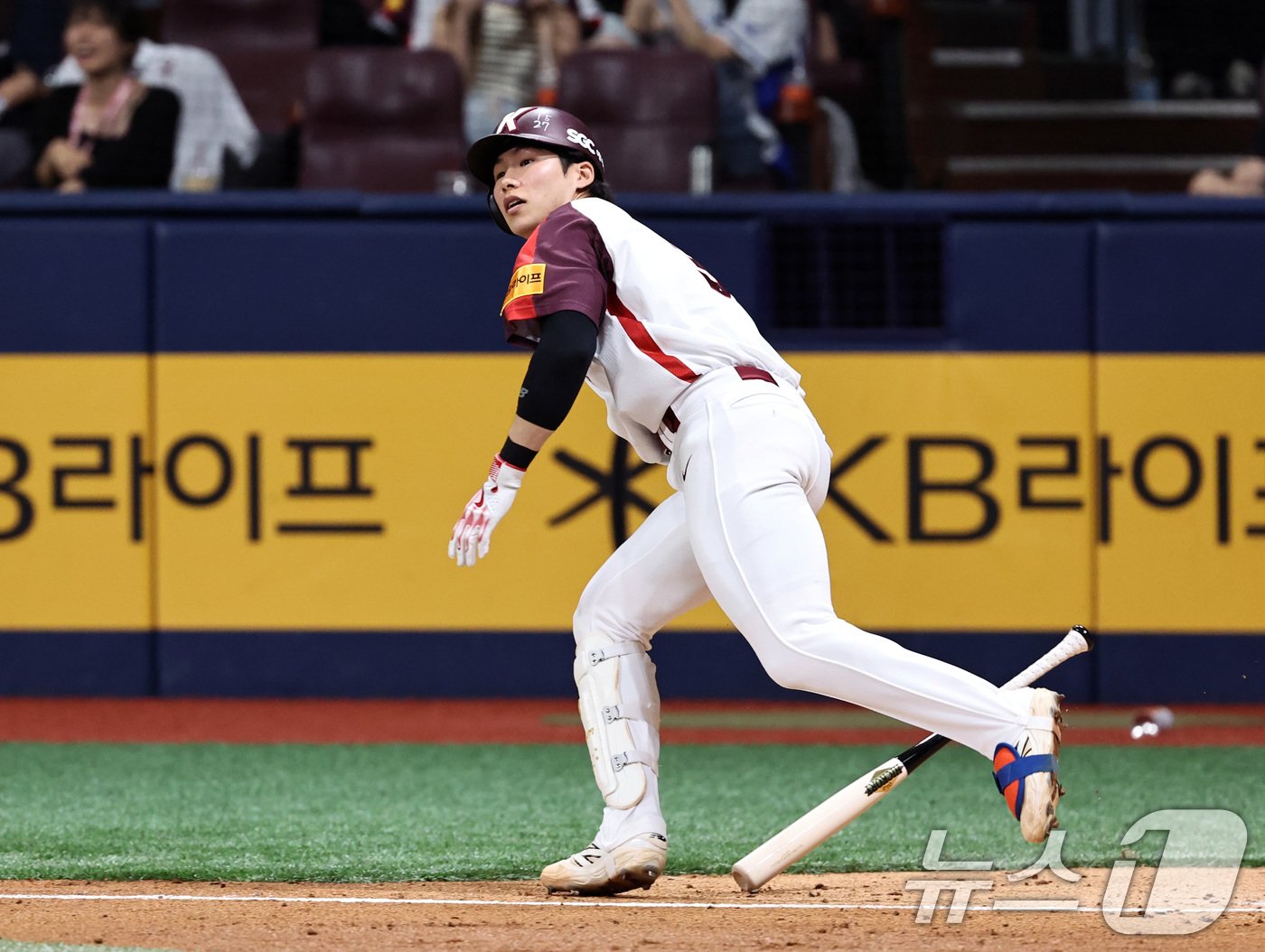 본문 이미지 - 25일 오후 서울 구로구 고척스카이돔에서 열린 프로야구 '2024 신한 SOL뱅크 KBO리구' LG 트윈스와 키움 히어로즈의 경기에서 키움의 4회말 무사 1루 상황때 김혜성이 안타를 치고 있다. 2024.8.25/뉴스1 ⓒ News1 구윤성 기자