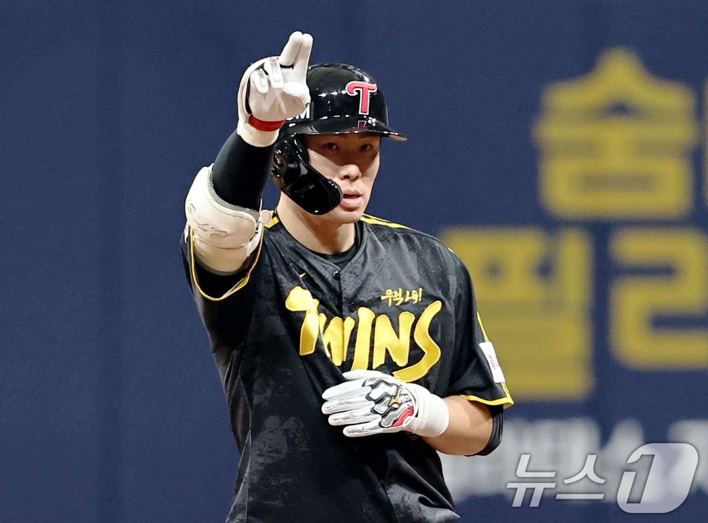 본문 이미지 - 25일 오후 서울 구로구 고척스카이돔에서 열린 프로야구 '2024 신한 SOL뱅크 KBO리구' LG 트윈스와 키움 히어로즈의 경기에서 LG의 8회초 2사 1,3루 상황때 홍창기가 2타점 2루타를 친 뒤 세리머니하고 있다. 2024.8.25/뉴스1 ⓒ News1 구윤성 기자