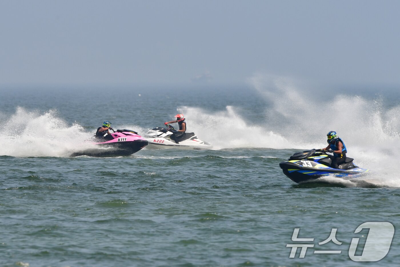 본문 이미지 - 25일 경북 포항시 북구 영일대해수욕장애서 열린 2024 포항시장배 전국수상오토바이 대회에 출전한 선수들이 선두경쟁을 벌이고 있다. 2024.8.25/뉴스1 ⓒ News1 최창호 기자