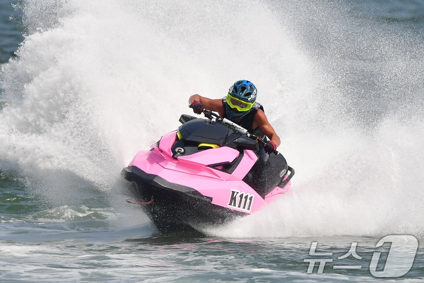 본문 이미지 - 25일 경북 포항시 북구 영일대해수욕장애서 열린 2024 포항시장배 전국수상오토바이 대회에 출전한 선수들이 최선을 다하고 있다. 2024.8.25/뉴스1 ⓒ News1 최창호 기자