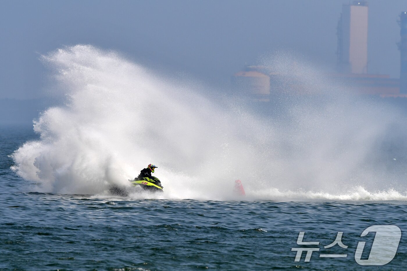 본문 이미지 - 25일 경북 포항시 북구 영일대해수욕장애서 열린 2024 포항시장배 전국수상오토바이 대회에 출전한 선수가 거대한 파도를 일으키고 있다.  2024.8.25/뉴스1 ⓒ News1 최창호 기자
