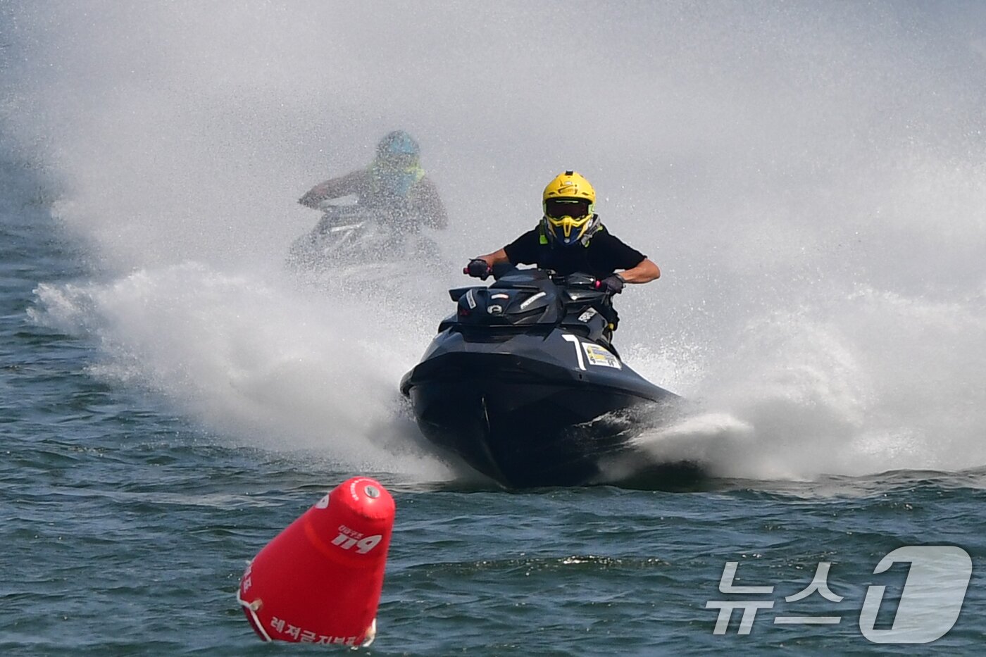 본문 이미지 - 25일 경북 포항시 북구 영일대해수욕장애서 열린 2024 포항시장배 전국수상오토바이 대회에 출전한 선수들이 반환점을 향해 달리고 있다. 2024.8.25/뉴스1 ⓒ News1 최창호 기자