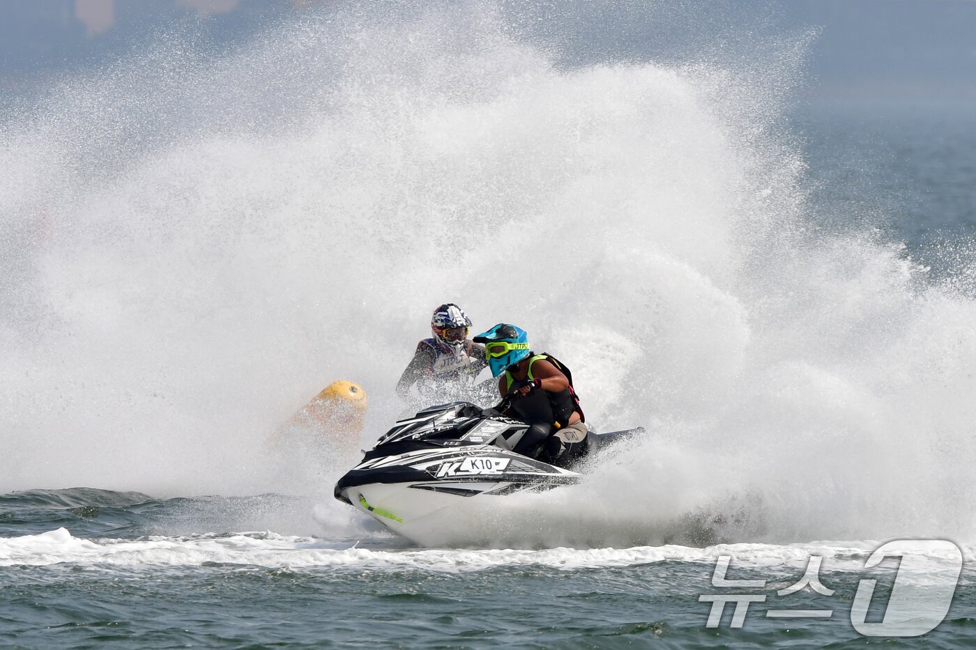 본문 이미지 - 25일 경북 포항시 북구 영일대해수욕장애서 열린 2024 포항시장배 전국수상오토바이 대회에 출전한 선수들이 선두경쟁을 벌이고 았다. 2024.8.25/뉴스1 ⓒ News1 최창호 기자