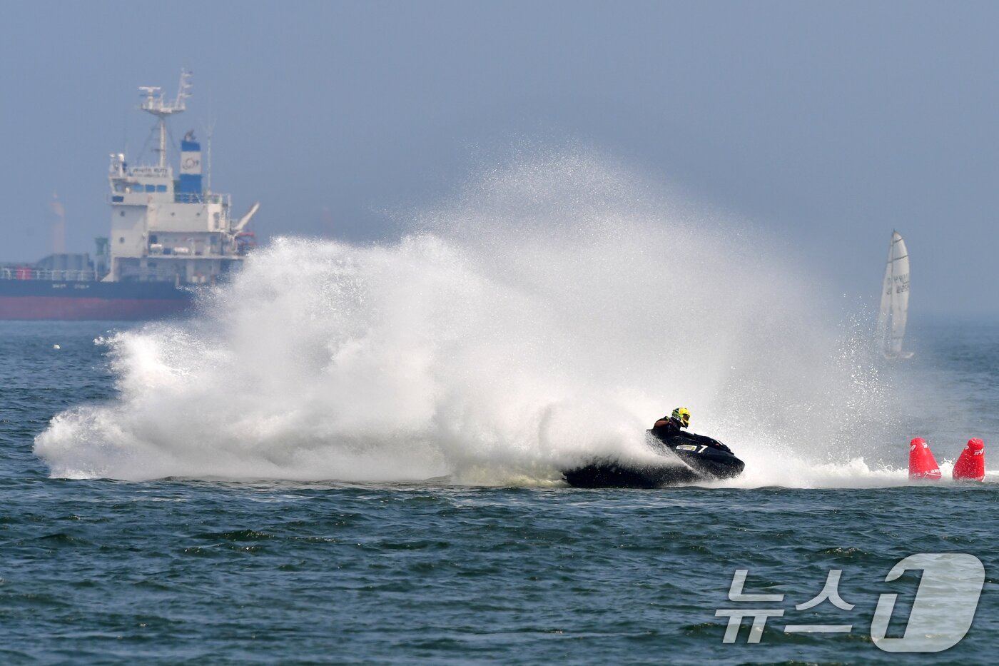 본문 이미지 - 25일 경북 포항시 북구 영일대해수욕장애서 열린 2024 포항시장배 전국수상오토바이 대회에 출전한 선수들이 전속력으로 달리고 있다. 이번 대회는 노비스, 리미티드, 프로GP, 앤드류레이스와 신인전 등 총 5개 종목에서 열렸다. 2024.8.25/뉴스1 ⓒ News1 최창호 기자