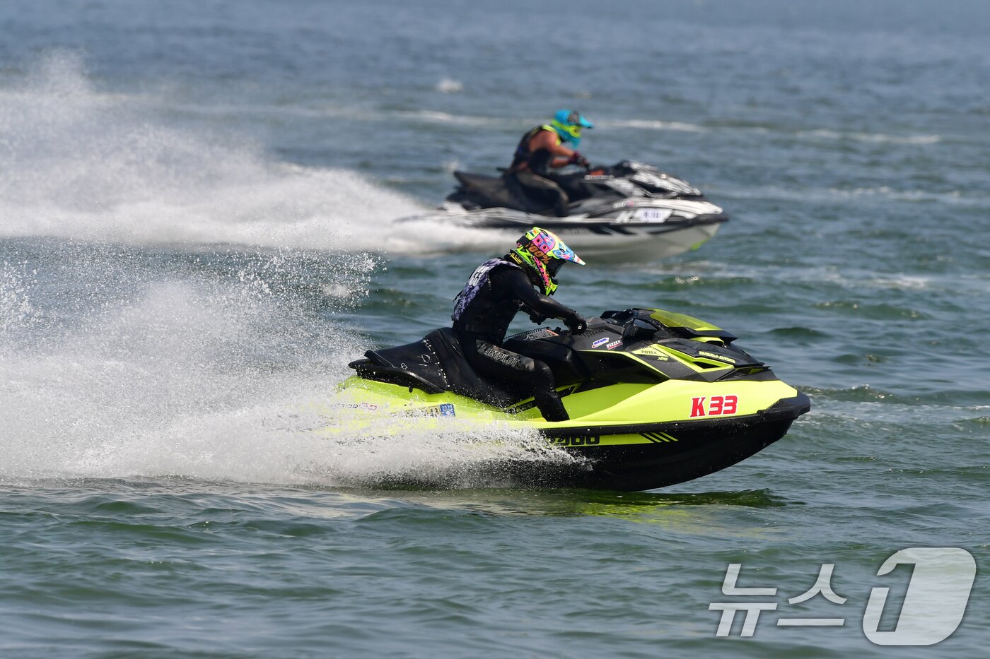 본문 이미지 - 25일 경북 포항시 북구 영일대해수욕장애서 열린 2024 포항시장배 전국수상오토바이 대회에 출전한 선수들이 전속력으로 달리고 있다. 2024.8.25/뉴스1 ⓒ News1 최창호 기자