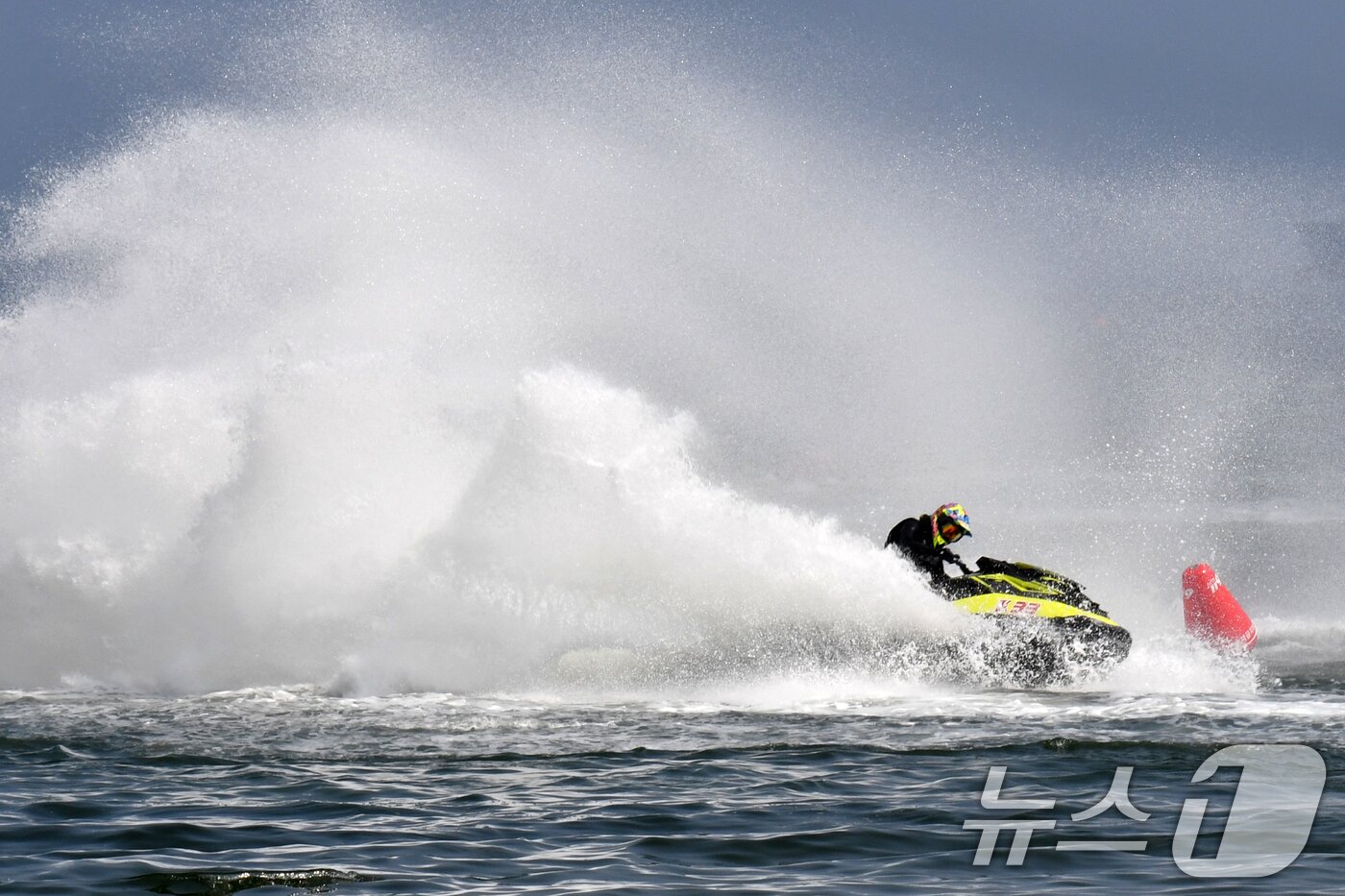 본문 이미지 - 25일 경북 포항시 북구 영일대해수욕장애서 열린 2024 포항시장배 전국수상오토바이 대회에 출전한 선수들가 물보라를 일으키며 전속력으로 달리고 있다. 2024.8.25/뉴스1 ⓒ News1 최창호 기자