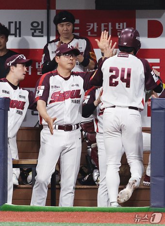 본문 이미지 - 25일 오후 서울 구로구 고척스카이돔에서 열린 프로야구 '2024 신한 SOL뱅크 KBO리구' LG 트윈스와 키움 히어로즈의 경기에서 키움의 8회말 2사 만루 이형종 결승타때 홍원기 감독이 선수들을 격려하고 있다. 2024.8.25/뉴스1 ⓒ News1 구윤성 기자