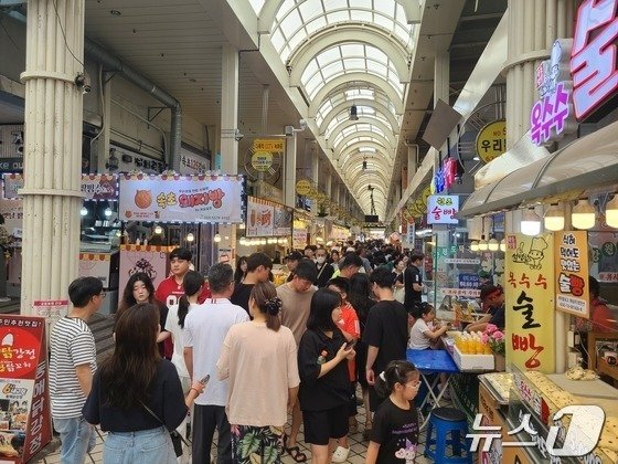 본문 이미지 - 속초관광수시장에 몰린 많은 관광객.(자료사진)/뉴스1 DB