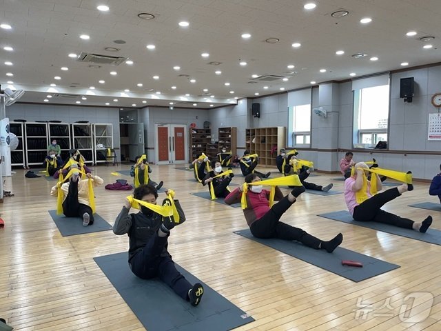 본문 이미지 - 광주광역시 광산구 고혈압·당뇨병 등록교육센터에서 운동교실 참여자들이 밴드 운동을 하고 있는 모습. (질병청 제공) /뉴스1 ⓒ News1