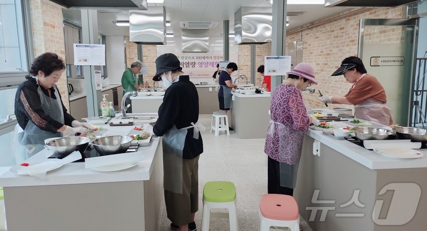 본문 이미지 - 세종시 고혈압·당뇨병 등록교육센터에서 열린 영양체험교실의 모습. (질병청 제공) /뉴스1 ⓒ News1