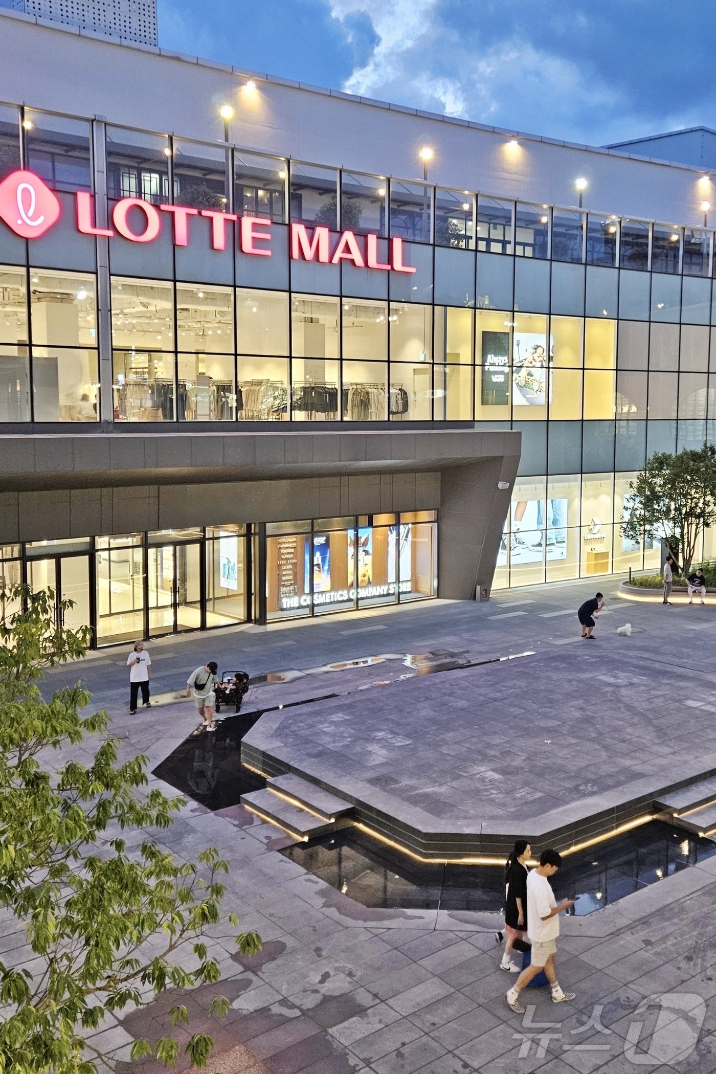 본문 이미지 - 롯데프리미엄아울렛 동부산점 남측 광장 전경.(롯데몰 동부산점 제공)