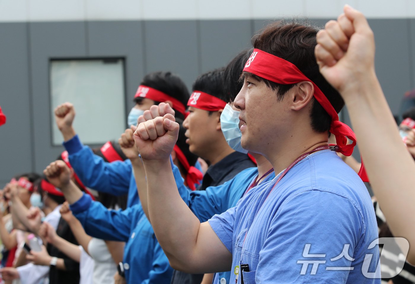 본문 이미지 - 보건의료노조 국립중앙의료원지부 노조원들이 26일 서울 중구 국립중앙의료원에서 총파업 투쟁 선전전을 갖고 구호를 외치고 있다.  2024.8.26/뉴스1 ⓒ News1 박세연 기자