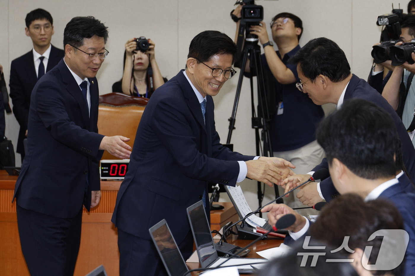 김문수 고용노동부 장관 후보자가 26일 오전 서울 여의도 국회 환경노동위원회에서 열린 인사청문회에 출석해 김형동 국민의힘 간사와 악수를 나누고 있다. 2024.8.26/뉴스1 ⓒ News1 안은나 기자