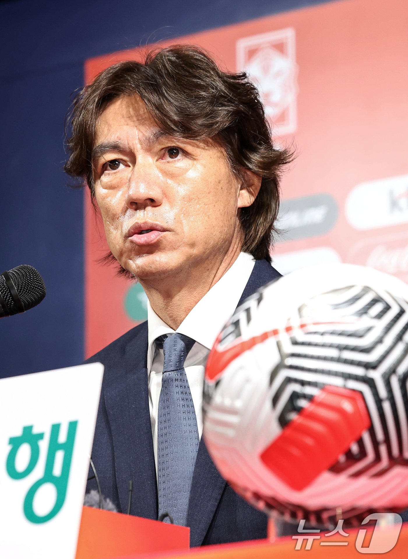 홍명보 대한민국 축구 국가대표팀 감독이 26일 오전 서울 종로구 축구회관에서 열린 &#39;2026 북중미 월드컵 아시아지역 3차 예선 대표팀 소집 명단 발표 기자회견&#39;에서 발언을 하고 있다.2024.8.26/뉴스1 ⓒ News1 민경석 기자