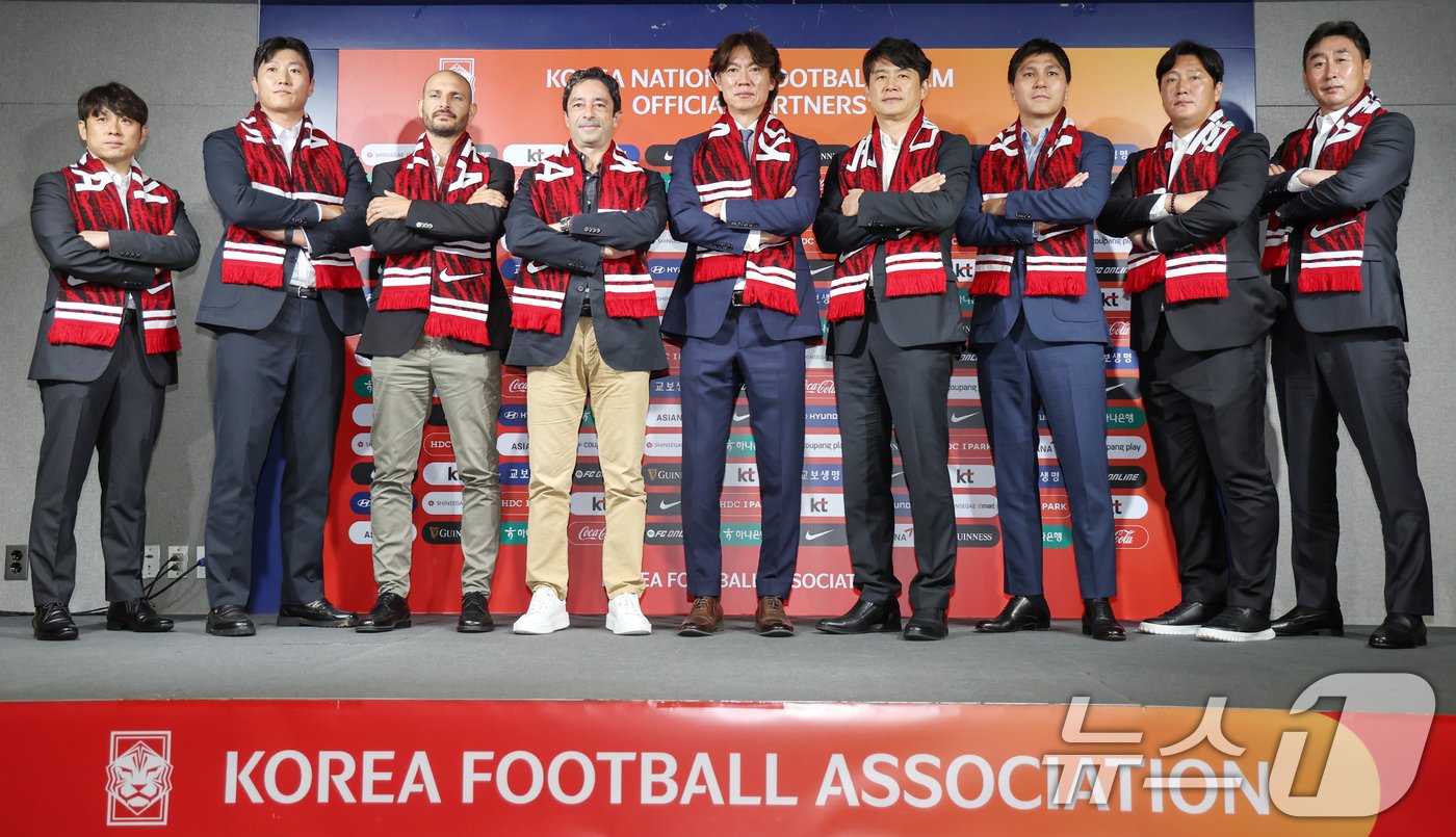 홍명보 대한민국 축구 국가대표팀 감독을 비롯한 코치진들이 26일 오전 서울 종로구 축구회관에서 열린 &#39;2026 북중미 월드컵 아시아지역 3차 예선 대표팀 소집 명단 발표 기자회견&#39;이이 끝난 뒤 기념촬영을 하고 있다. 2024.8.26/뉴스1 ⓒ News1 민경석 기자