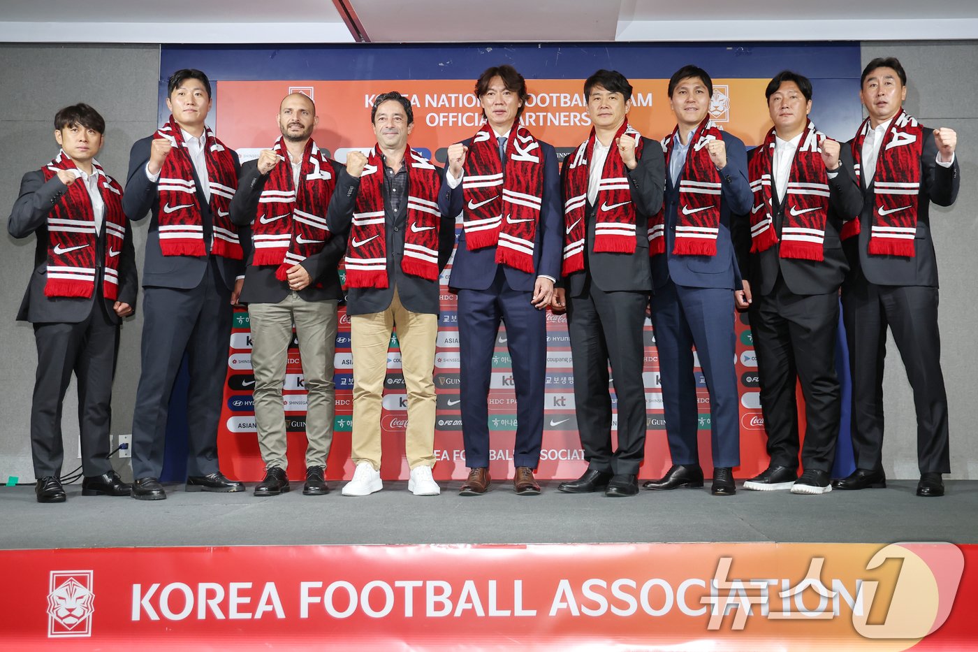 홍명보 대한민국 축구 국가대표팀 감독을 비롯한 코치진들이 26일 오전 서울 종로구 축구회관에서 열린 &#39;2026 북중미 월드컵 아시아지역 3차 예선 대표팀 소집 명단 발표 기자회견&#39;이 끝난 뒤 기념촬영을 하고 있다. 왼쪽부터 이재홍·정현규 피지컬 코치, 티아고 마이아 분석 코치, 주앙 아로소 수석 코치, 홍명보 감독, 박건하·김동진·김진규 코치, 양영민 골키퍼 코치. 홍명보호 1기는 9월 5일 오후 8시 서울월드컵경기장에서 팔레스타인과 월드컵 예선 1차전을 치르고, 이후 오만으로 건너가 10일 오후 11시&#40;한국시간&#41; 무스카트 술탄 카부스 스타디움에서 오만과 2차전을 펼친다. 2024.8.26/뉴스1 ⓒ News1 민경석 기자