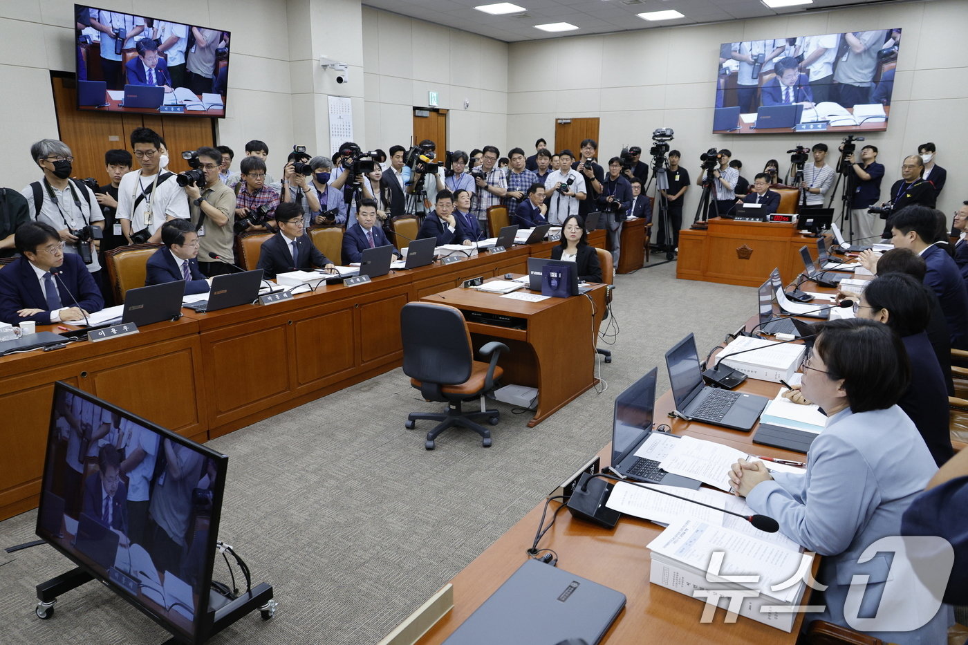 26일 오전 서울 여의도 국회 환경노동위원회에서 열린 김문수 고용노동부 장관 후보자 인사청문회에서 야당 의원들이 김 후보자 사퇴를 요구하며 의사진행 발언을 하자 여당 의원들이 이에 항의하고 있다. 2024.8.26/뉴스1 ⓒ News1 안은나 기자