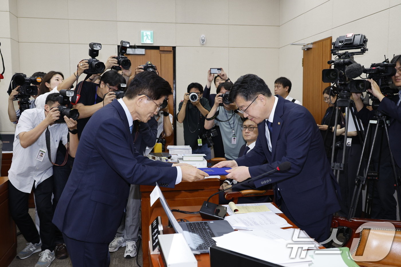 김문수 고용노동부 장관 후보자가 26일 오전 서울 여의도 국회 환경노동위원회에서 열린 인사청문회에서 안호영 환노위원장에게 선서문을 제출하고 있다. 2024.8.26/뉴스1 ⓒ News1 안은나 기자