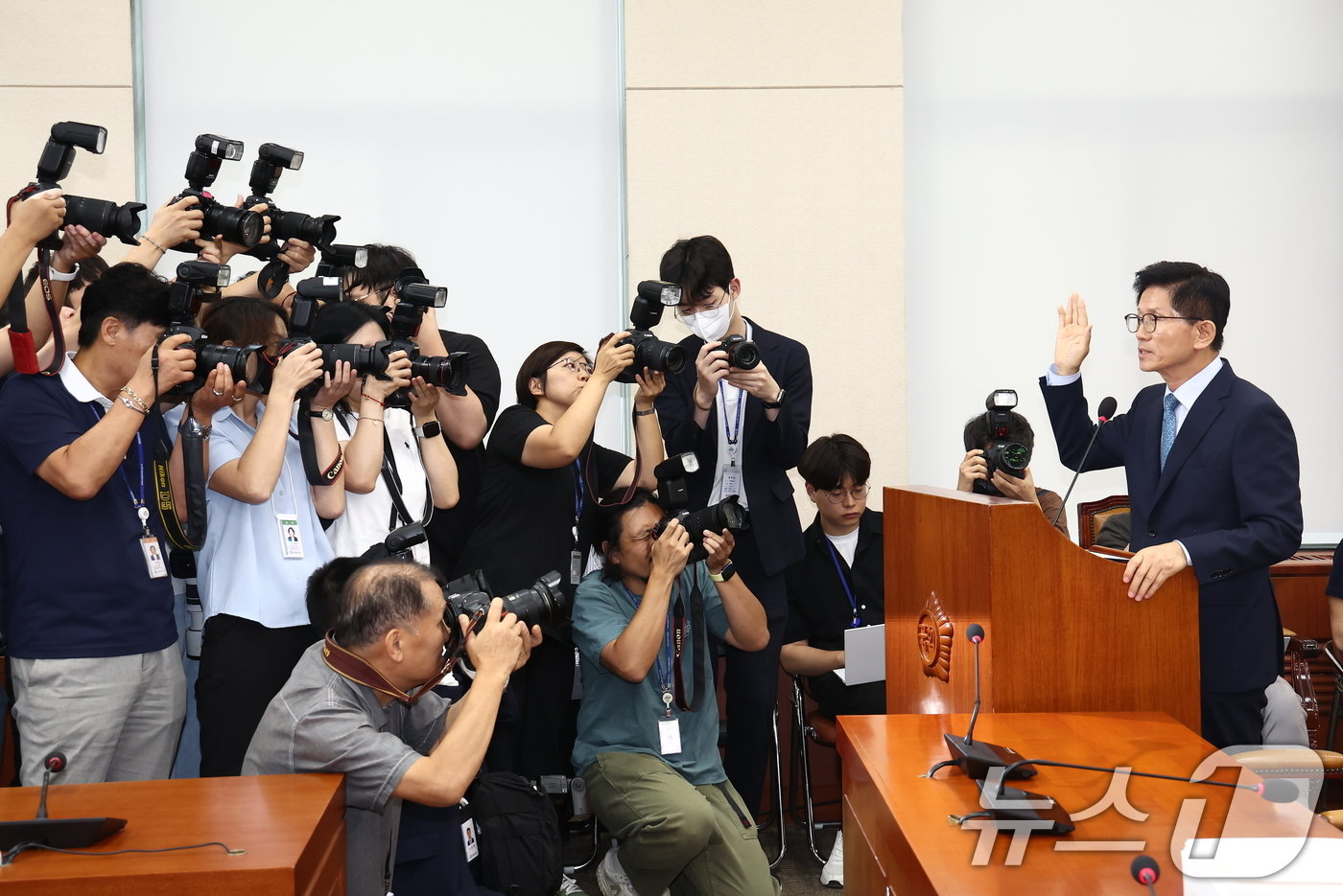 김문수 고용노동부 장관 후보자가 26일 오전 서울 여의도 국회 환경노동위원회에서 열린 인사청문회에서 선서하고 있다.2024.8.26/뉴스1 ⓒ News1 김민지 기자