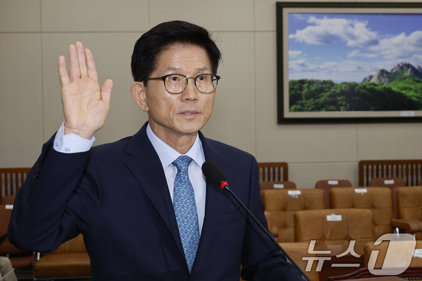 본문 이미지 - 김문수 고용노동부 장관 후보자가 26일 오전 서울 여의도 국회 환경노동위원회에서 열린 인사청문회에 출석해 선서하고 있다. 2024.8.26/뉴스1 ⓒ News1 안은나 기자