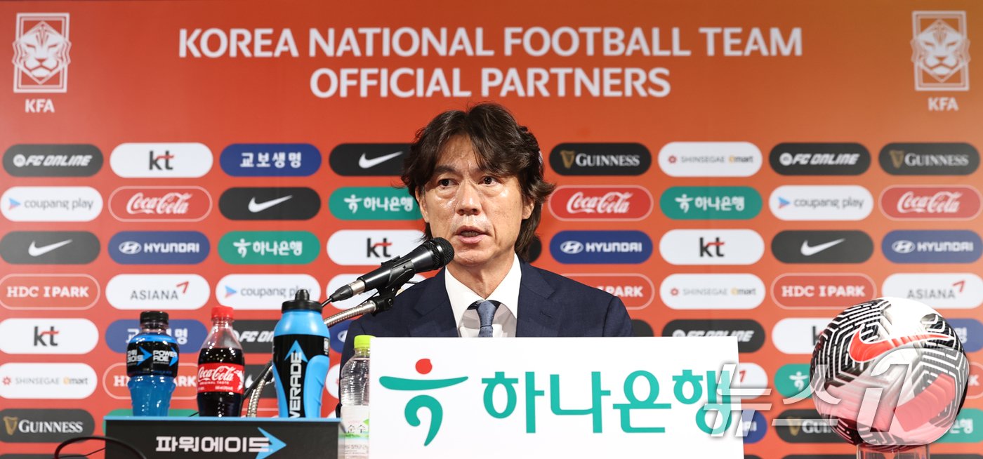 본문 이미지 - 홍명보 대한민국 축구 국가대표팀 감독이 26일 오전 서울 종로구 축구회관에서 열린 '2026 북중미 월드컵 아시아지역 3차 예선 대표팀 소집 명단 발표 기자회견'에서 발언을 하고 있다. 2024.8.26/뉴스1 ⓒ News1 민경석 기자