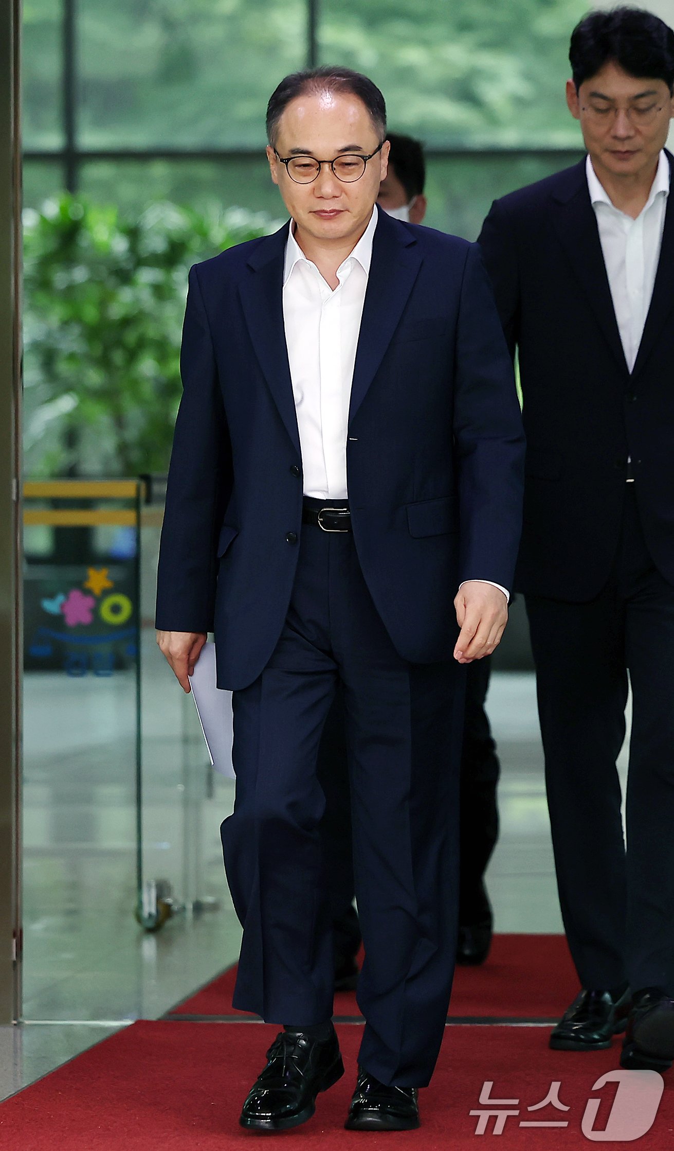 본문 이미지 - 이원석 검찰총장이 26일 서울 서초구 대검찰청에서 점심식사를 위해 청사를 나서고 있다.2024.8.26/뉴스1 ⓒ News1 김진환 기자