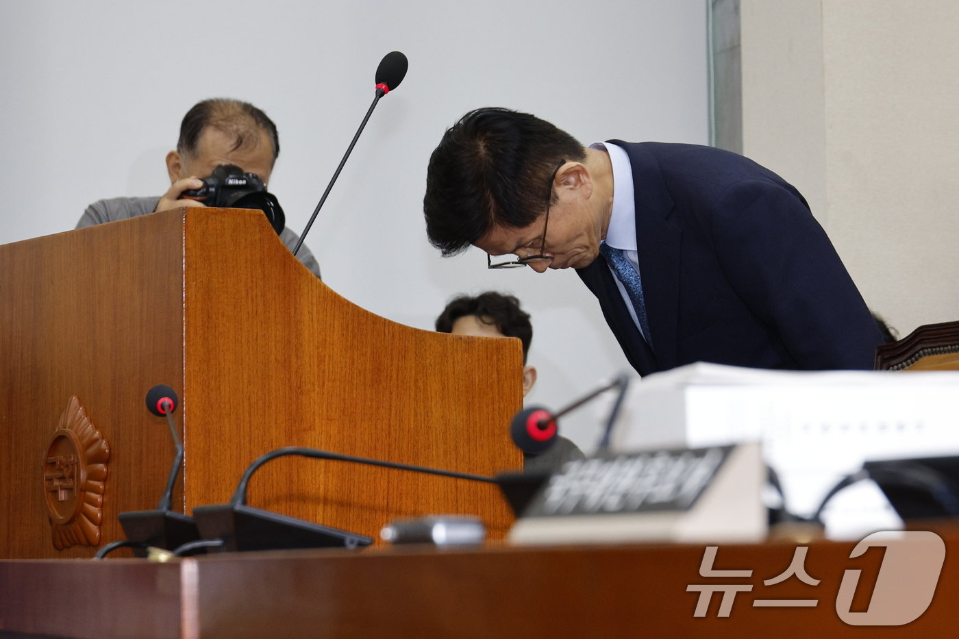 본문 이미지 - 김문수 고용노동부 장관 후보자가 26일 오전 서울 여의도 국회 환경노동위원회에서 열린 인사청문회에 출석, 인사말을 마치고 인사하고 있다. 2024.8.26/뉴스1 ⓒ News1 안은나 기자