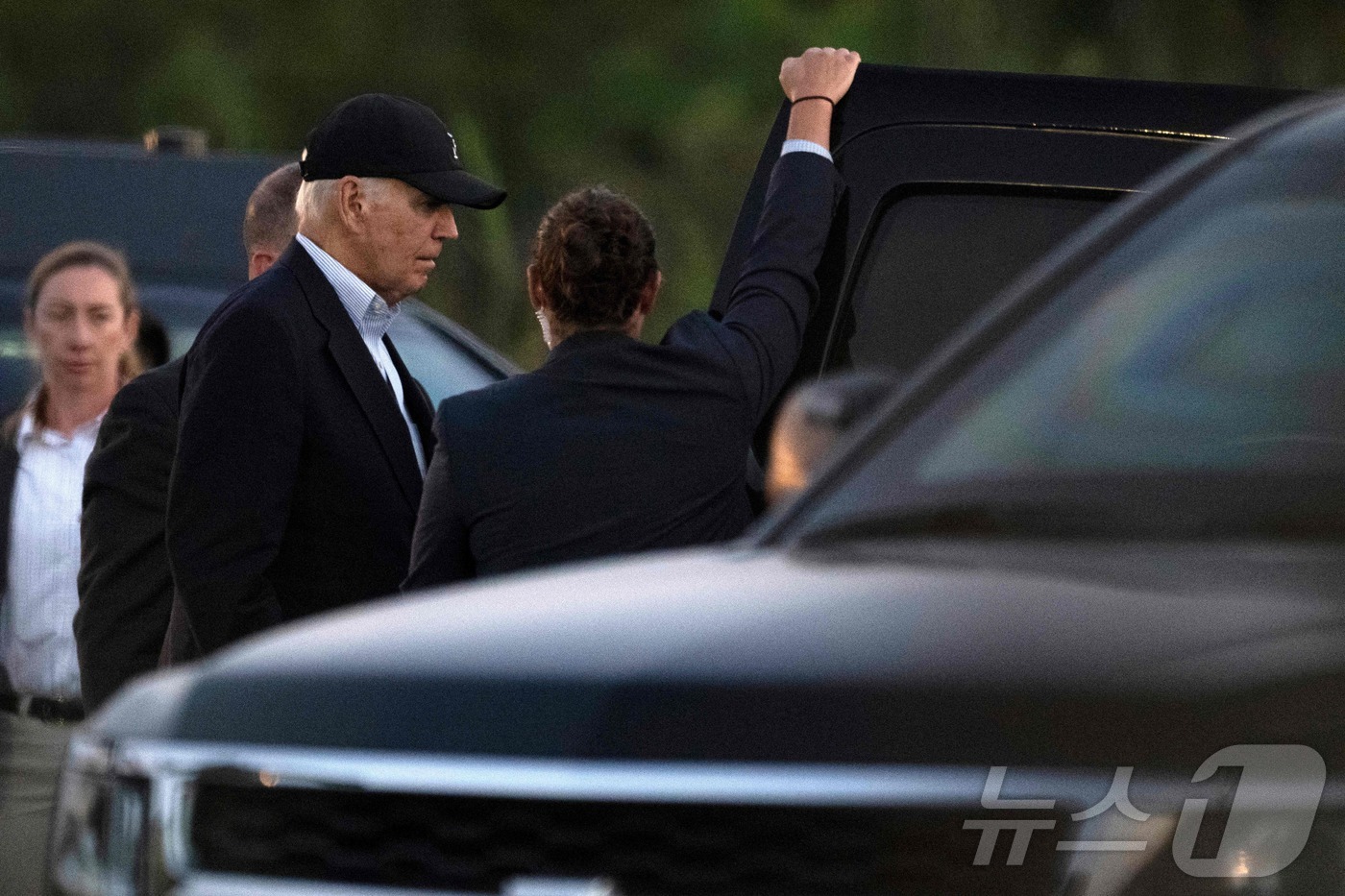 (레호보스 비치 AFP=뉴스1) 우동명 기자 = 조 바이든 미국 대통령이 25일(현지시간) 델라웨어주 레호보스 비치에 있는 고든스 폰드에 도착해 차량을 타고 있다. 2024.08. …