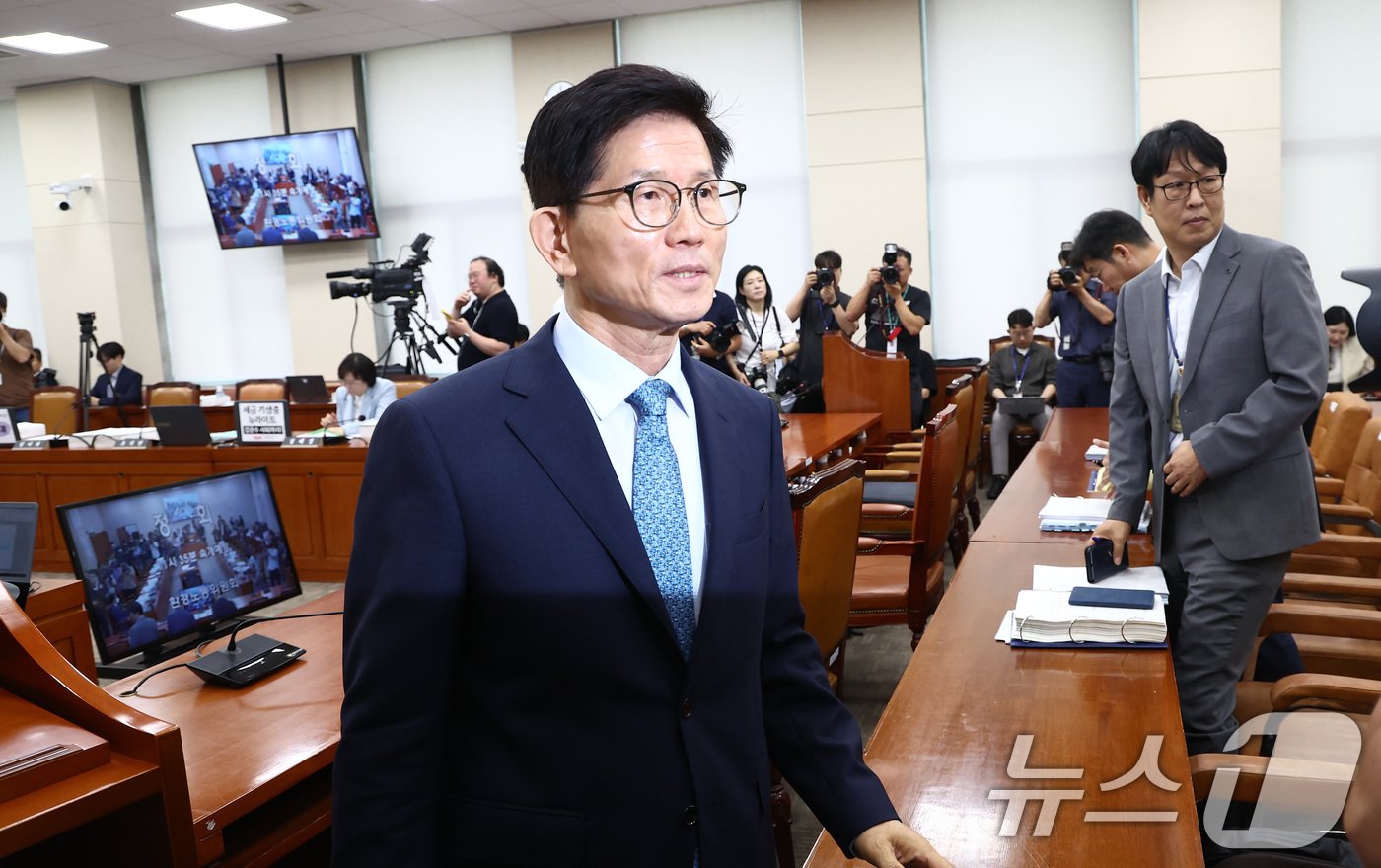 김문수 고용노동부 장관 후보자가 26일 오전 서울 여의도 국회 환경노동위원회에서 열린 인사청문회에서 여야 의원들의 의사진행 발언 관련 논쟁으로 회의가 정회되자 회의장을 나서고 있다. 2024.8.26/뉴스1 ⓒ News1 김민지 기자